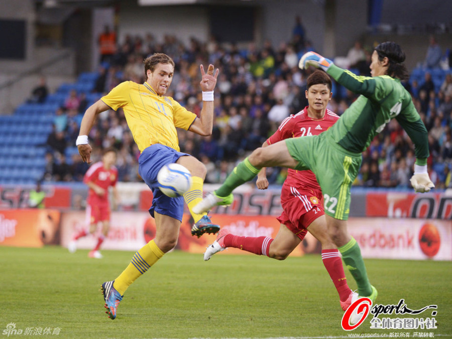 Sweden beat China 1-0 on Thursday in a warm-up match in Helsingborg in southern Sweden. The game's only goal came right at the start of the second half, when Sweden's Ola Toivonen set up Johan Elmander who easily slipped the ball past China's keeper Wang Dalei.