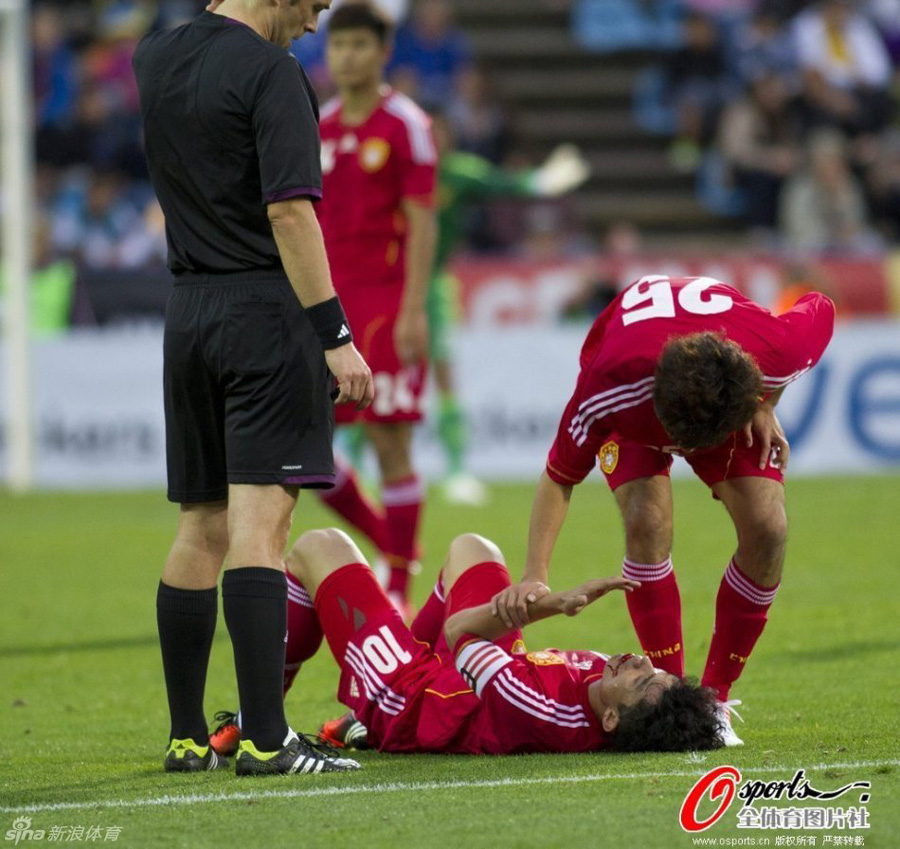 Sweden beat China 1-0 on Thursday in a warm-up match in Helsingborg in southern Sweden. The game's only goal came right at the start of the second half, when Sweden's Ola Toivonen set up Johan Elmander who easily slipped the ball past China's keeper Wang Dalei.