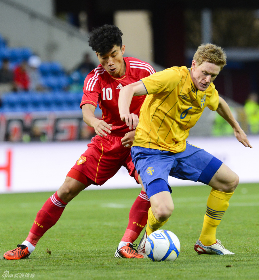 Sweden beat China 1-0 on Thursday in a warm-up match in Helsingborg in southern Sweden. The game's only goal came right at the start of the second half, when Sweden's Ola Toivonen set up Johan Elmander who easily slipped the ball past China's keeper Wang Dalei.