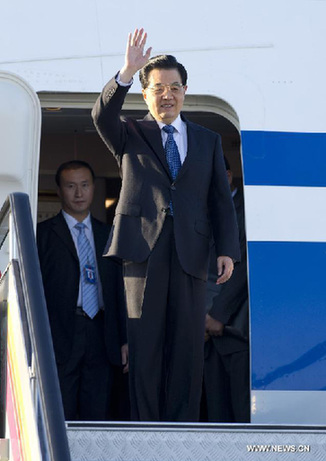 Chinese President Hu Jintao arrives in Russia's Far Eastern city of Vladivostok, Sept. 6, 2012, for the annual economic leaders' meeting of the 21-member Asia-Pacific Economic Cooperation (APEC) forum slated for Saturday and Sunday.