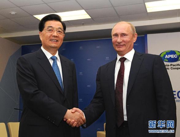 Chinese President Hu Jintao (L) met his Russian counterpart Vladimir Putin (R) in Vladivostok Friday to discuss bilateral ties and other major issues of common concern. 