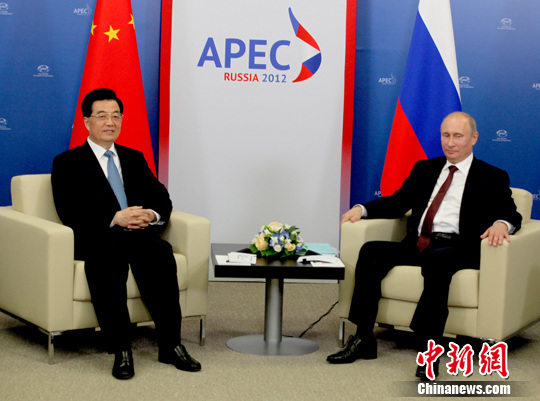 Chinese President Hu Jintao (L) met his Russian counterpart Vladimir Putin (R) in Vladivostok Friday to discuss bilateral ties and other major issues of common concern. 