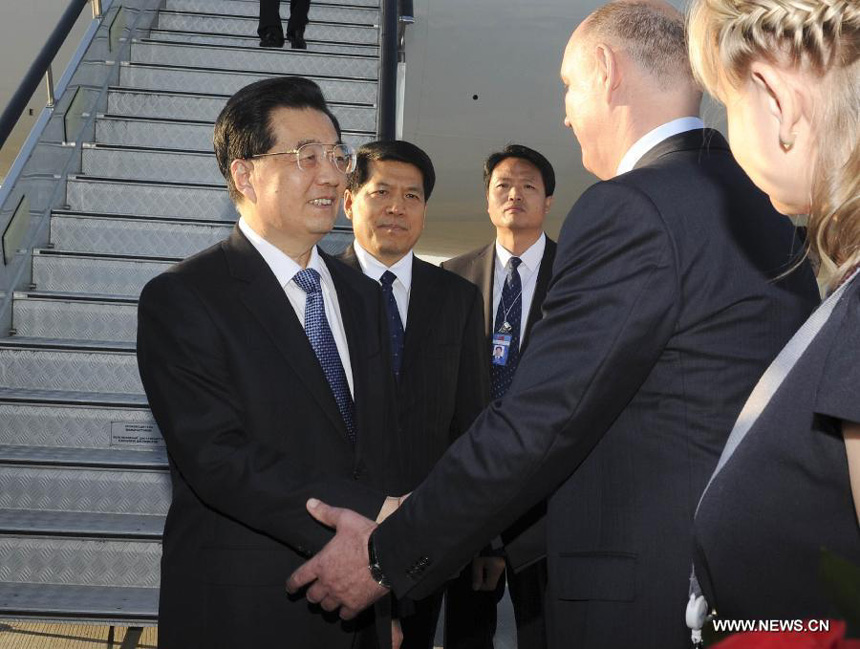 Chinese President Hu Jintao (L) is welcomed upon his arrival in Russia&apos;s Far Eastern city of Vladivostok, Sept. 6, 2012, for the annual economic leaders&apos; meeting of the 21-member Asia-Pacific Economic Cooperation (APEC) forum slated for Saturday and Sunday.