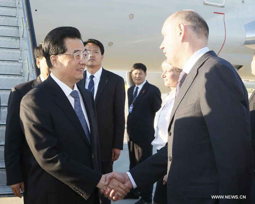 Chinese President Hu Jintao (L, front) is greeted upon his arrival in Russia&apos;s Far Eastern city of Vladivostok on Sept. 6, 2012, for the annual economic leaders&apos; meeting of the 21-member Asia-Pacific Economic Cooperation (APEC) forum slated for Saturday and Sunday. 