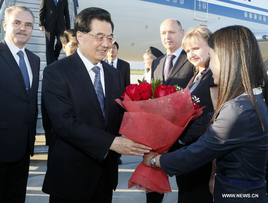 Chinese President Hu Jintao (L front) receives flowers as he arrives in Russia&apos;s Far Eastern city of Vladivostok, Sept. 6, 2012, for the annual economic leaders&apos; meeting of the 21-member Asia-Pacific Economic Cooperation (APEC) forum slated for Saturday and Sunday. 