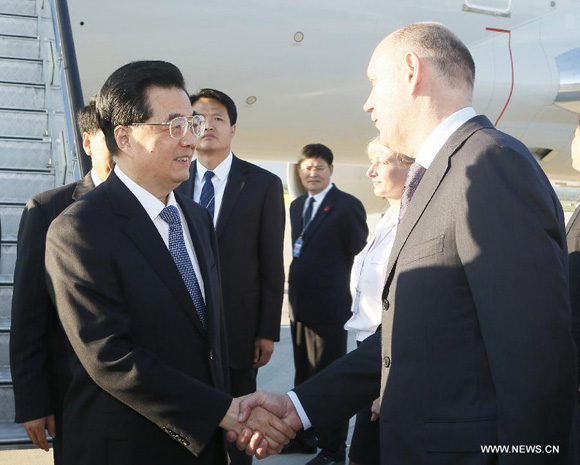 Chinese President Hu Jintao (L, front) is greeted upon his arrival in Russia's Far Eastern city of Vladivostok on Sept. 6, 2012, for the annual economic leaders' meeting of the 21-member Asia-Pacific Economic Cooperation (APEC) forum slated for Saturday and Sunday.