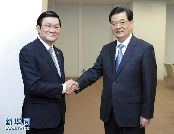 Chinese President Hu Jintao (R) and his Vietnamese counterpart Truong Tan Sang exchanged views on bilateral ties in Vladivostok Friday on the sidelines of the annual Asia-Pacific Economic Cooperation (APEC) forum.