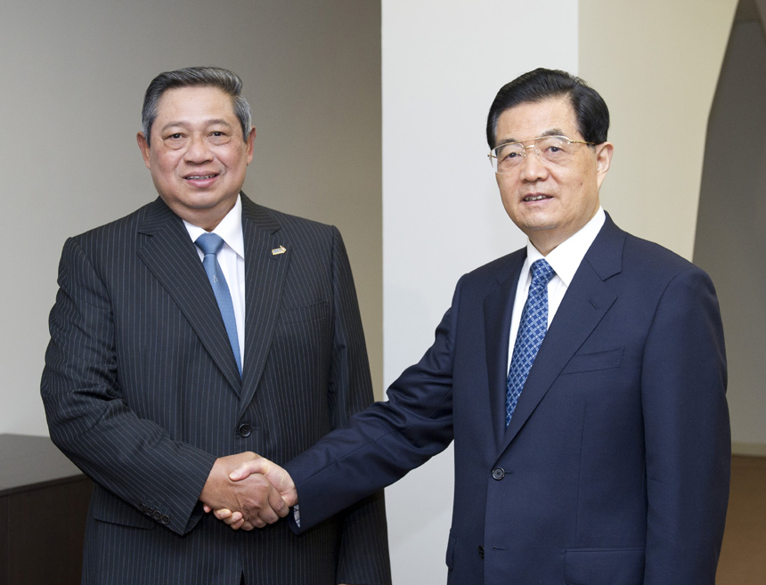 Chinese President Hu Jintao (R) and Indonesian President Susilo Bambang Yudhoyono meet Saturday in Vladivostok, Russia, on bilateral cooperation and other issues of common concern. [Xinhua photo] 