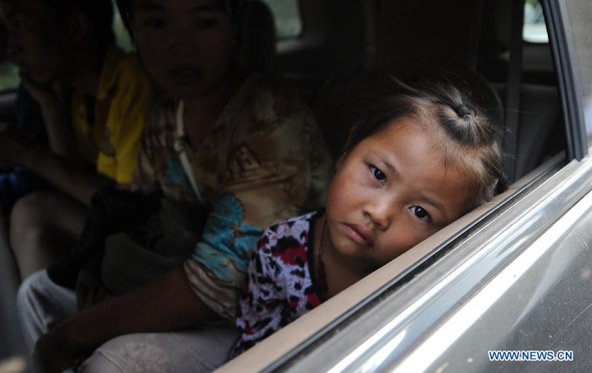 Multiple earthquakes struck a mountainous region in southwest China's Yunnan Province on Friday, the province's civil affairs department said. In the picture, a girl waits for evacuation after the earthquakes. 