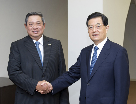   Chinese President Hu Jintao (R) and Indonesian President Susilo Bambang Yudhoyono meet Saturday in Vladivostok, Russia, on bilateral cooperation and other issues of common concern. The two leaders were meeting on the sidelines of the annual Economic Leaders' Meeting of the Asia-Pacific Economic Cooperation (APEC) forum. [Xinhua photo]  