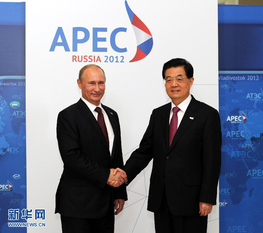 Russian President Vladimir Putin meets Chinese President Hu Jintao attending the CEO summit of Asia-Pacific Economic Cooperation (APEC) on Saturday.