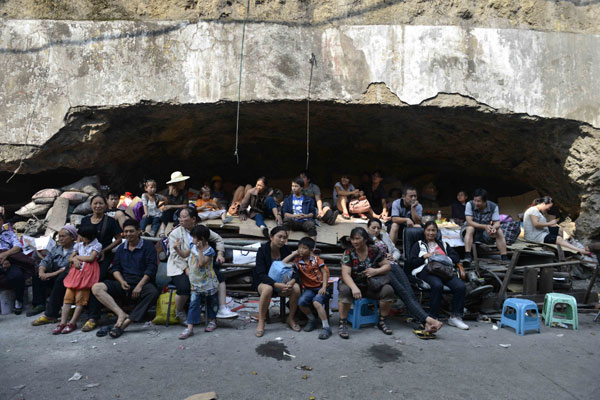 Villagers of Luozehe township take a rest in a shelter on Saturday. Luozehe was badly hit by Friday's earthquakes and aftershocks, causing 16 casualties and more than 100 injured. [Photo / China Daily]