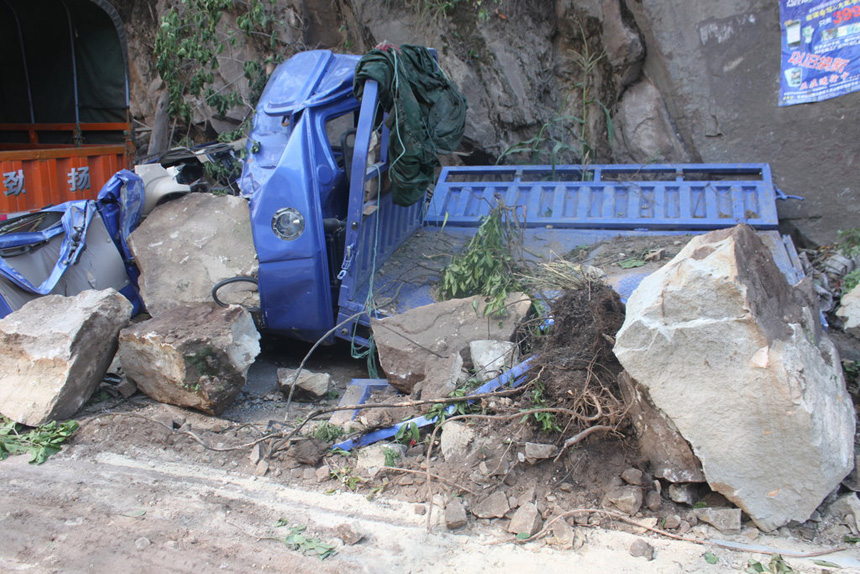 A 5.7 magnitude earthquake hit the border area of Yiliang County of Yunnan and Weining County of Guizhou Province at 11:19 a.m. on Sept. 7, 2012. [Photo/CFP]