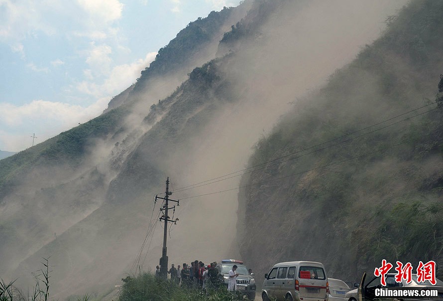 A spate of aftershocks occurred after a deadly earthquake struck Yiliang County of southwestern China's Yunnan Province. A 5.7 magnitude earthquake hit the border area of Yiliang County of Yunnan and Weining County of Guizhou Province at 11:19 a.m. Friday, killing more than 80 people.[Photo/Chinanews.com]