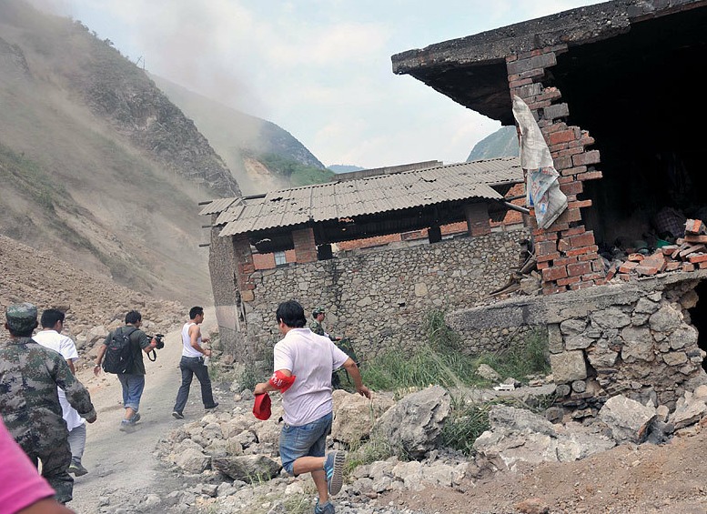 A spate of aftershocks occurred after a deadly earthquake struck Yiliang County of southwestern China's Yunnan Province. A 5.7 magnitude earthquake hit the border area of Yiliang County of Yunnan and Weining County of Guizhou Province at 11:19 a.m. Friday, killing more than 80 people.[Photo/Chinanews.com]