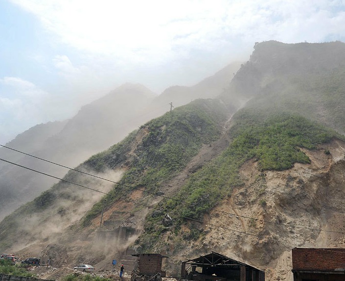 A spate of aftershocks occurred after a deadly earthquake struck Yiliang County of southwestern China's Yunnan Province. A 5.7 magnitude earthquake hit the border area of Yiliang County of Yunnan and Weining County of Guizhou Province at 11:19 a.m. Friday, killing more than 80 people.[Photo/Chinanews.com] 