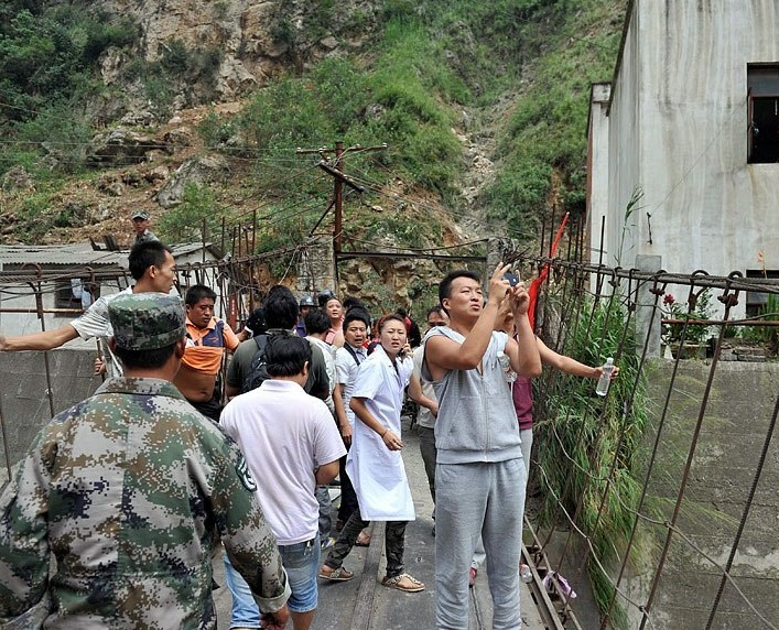 A spate of aftershocks occurred after a deadly earthquake struck Yiliang County of southwestern China's Yunnan Province. A 5.7 magnitude earthquake hit the border area of Yiliang County of Yunnan and Weining County of Guizhou Province at 11:19 a.m. Friday, killing more than 80 people.[Photo/Chinanews.com]