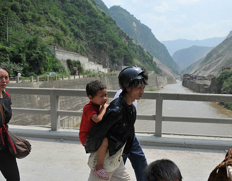 A spate of aftershocks occurred after a deadly earthquake struck Yiliang County of southwestern China's Yunnan Province. A 5.7 magnitude earthquake hit the border area of Yiliang County of Yunnan and Weining County of Guizhou Province at 11:19 a.m. Friday, killing more than 80 people.[Photo/Chinanews.com]