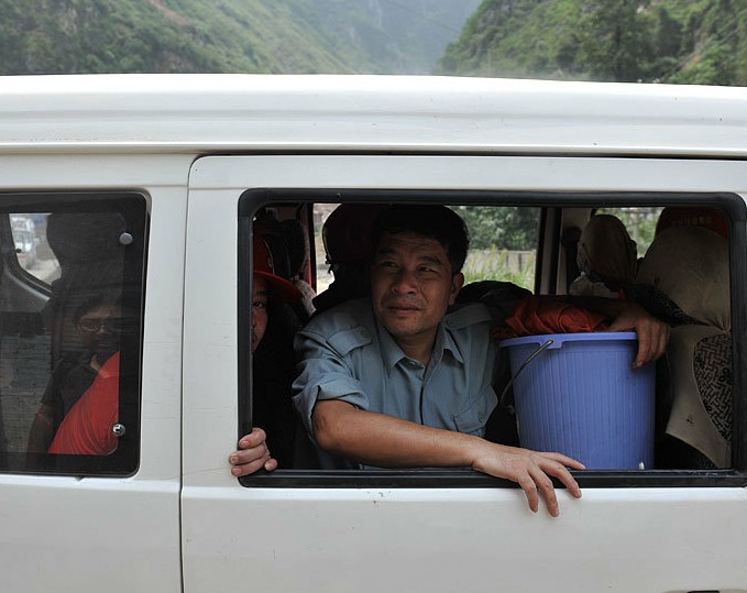 A spate of aftershocks occurred after a deadly earthquake struck Yiliang County of southwestern China's Yunnan Province. A 5.7 magnitude earthquake hit the border area of Yiliang County of Yunnan and Weining County of Guizhou Province at 11:19 a.m. Friday, killing more than 80 people.[Photo/Chinanews.com]