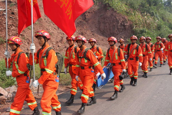 Members of a rescue team head for the quake-hit Luozehe Town, southwest China's Yunnan province, Sept 8, 2012. Eighty people have been confirmed dead as of Saturday noon following multiple earthquakes that struck Southwest China's Yunnan province on Friday, local authorities said. Many armed police have served as rescuers and deployed to disaster areas. [Photo/Xinhua]