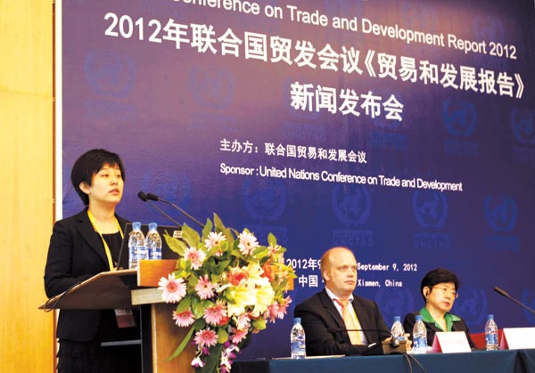 Xing Li, assistant vice-president of client markets at Swiss Reinsurance Company Ltd’s Beijing branch, delivers a speech at the news conference on the Trade and Development Report 2012 in Xiamen, Fujian province, on Sunday.[Photo/China Daily]