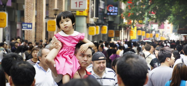 Shoppers walking in Beijing Avenue in Guangzhou, the capital city of Guangdong province. Tourism is more than just traveling and sightseeing: It also involves other business sectors including catering, lodging, shopping, entertainment and transportation.[Photo/China Daily]