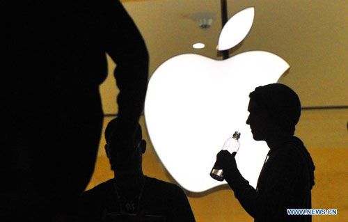 Customers visit the Apple Store in New York City's Grand Central Station on Feb. 28, 2012. [Photo: Xinhua]