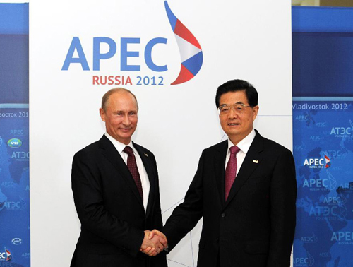 Russian President Vladimir Putin meets Chinese President Hu Jintao attending the CEO summit of Asia-Pacific Economic Cooperation (APEC) on Sep 8, 2012 [Xinhua photo]