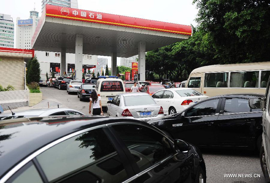 Vehicles cram at a petrol station in Chongqing Municipality, southwest China, Sept. 10, 2012. China will raise the retail prices of gasoline by 550 yuan (85.75 U.S. dollars) per tonne and diesel by 540 yuan per tonne starting Tuesday. The benchmark retail price of gasoline will be lifted by 0.41 yuan per liter and diesel by 0.46 yuan per liter. 