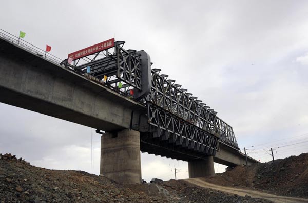 Construction on Hongliuhe Bridge, a high-speed railway bridge on Lanzhou-Xinjiang Railway Line II, was completed on Sept 9, 2012. Work on the 1,652-meter bridge started on July 1, 2010, and cost more than 100 million yuan ($15.79 million). [Photo/Xinhua] 