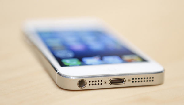 The new connectors for the iPhone 5 is displayed during Apple Inc.'s iPhone media event in San Francisco, California September 12, 2012. [Photo/Agencies]