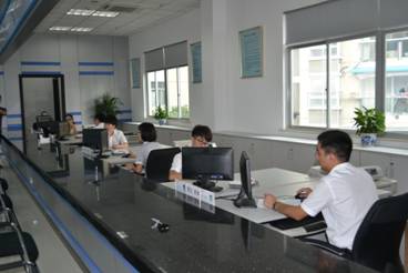 Inside the Wenzhou Private Lending Service Center, bank representatives and third party service providers including insurers and credit verification services provide a one-stop shop for individuals seeking a loan. Public service workers provide a completely legal and standardized loan process, providing background checks for borrowers and enforcing the use of standard contracts. 