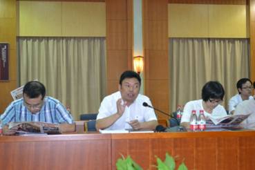 Huang Zuoxing, chairman of Jiangnan Valve Co., talks with reporters at a press conference on Sept. 12.