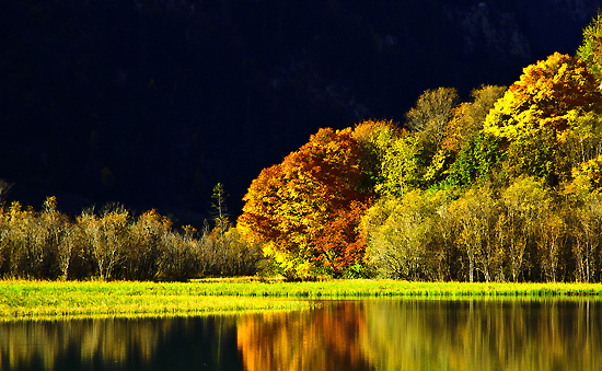 Jiuzhaigou Valley, one of 'China's top 5 places to enjoy the fall scenery' by China.org.cn