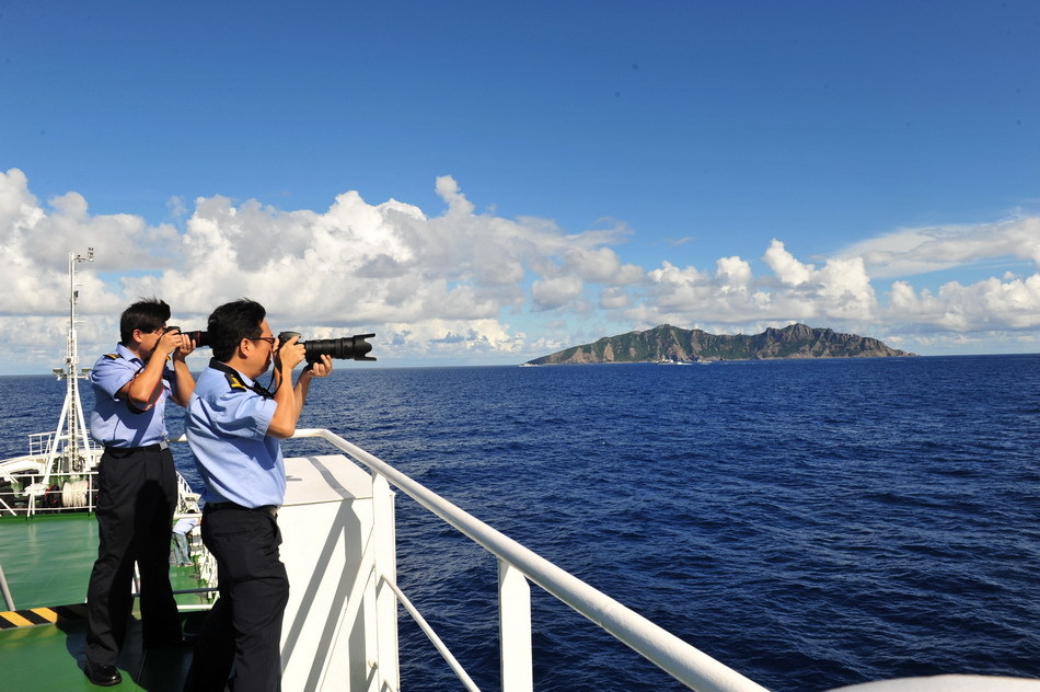 14日早晨6时许，由中国海监50、15、26、27船和中国海监51、66船组成的两个维权巡航编队，抵达钓鱼岛及其附属岛屿海域，对钓鱼岛及其附属岛屿附近海域进行维权巡航执法。