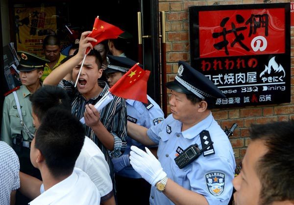 Anti-Japanese demonstrators shout slogans as they leave a Japanese restaurant in Beijing on Thursday after protesting over Tokyo's decision to 'buy' the Diaoyu Islands in the East China Sea. [Photo/China Daily via Agencies]