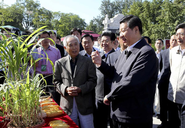 Xi attends activities for science popularization day