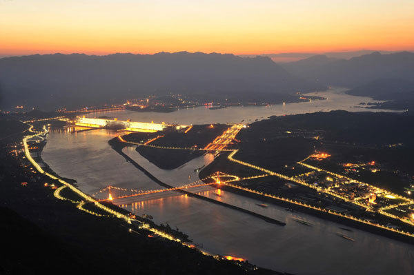 The night scene of the Three Gorges Dam in Yichang city, Central China's Hubei province,on Sept 14, 2012. [Photo/Xinhua] 