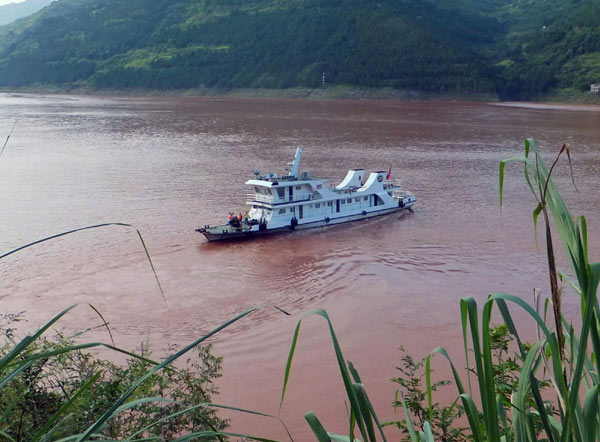 Shipping channel department staff patrol in the Xinjinkou reach of Yunyang county in Chongqing, Sept 14, 2012. [Photo/Xinhua] 