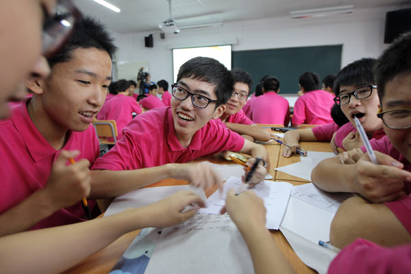 Students in an all-boys class at Shanghai No 8 High School on Thursday. [Photo/China Daily]