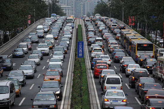 China's new policy that exempts passenger cars from road tolls during holidays is expected to spur unprecedented road traffic during the country's upcoming Golden Week holiday.[File photo]