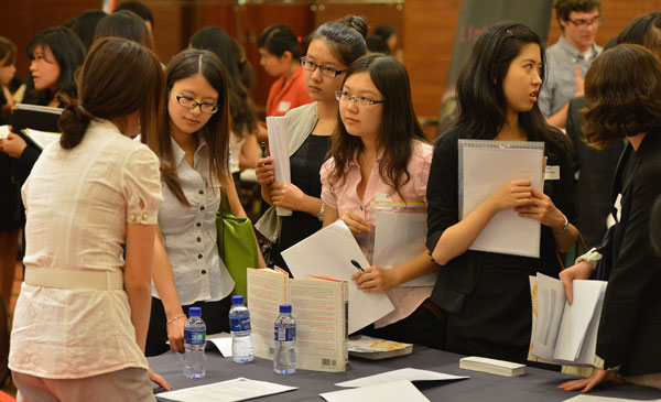 University graduates and other job seekers attend a job fair in Beijing on Sept 3. [Photo/China Daily]