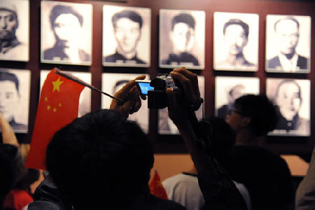 Visitors take photos at the 9.18 Historical Museum in Shenyang on Tuesday.[Photo/China Daily]