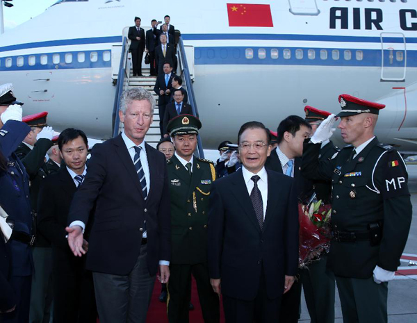 Chinese Premier Wen Jiabao (front R) arrives in Brussels, Belgium, Sept. 19, 2012, to attend the 15th China-EU Summit and pay an official visit to Belgium. [Pang Xinglei/Xinhua]