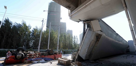Overloaded trucks rather than shoddy construction have been blamed for a deadly bridge collapse in Harbin, capital of Heilongjiang Province, the city government said yesterday.[File photo]