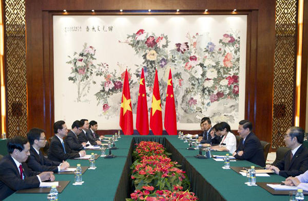 Chinese Vice President Xi Jinping (R) meets with Vietnamese Prime Minister Nguyen Tan Dung as they attend the 9th China-ASEAN (Association of Southeast Asian Nations) Expo in Nanning, capital of south China's Guangxi Zhuang Autonomous Region, Sept. 20, 2012. [Xie Huanchi/Xinhua] 