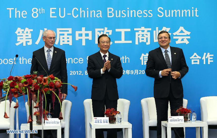 Chinese Premier Wen Jiabao (C) attends the 8th EU-China Business Summit in Brussels, Belgium, Sept. 20, 2012. 