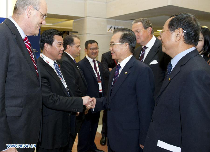 Chinese Premier Wen Jiabao meets with an entrepreneur before the 8th EU-China Business Summit in Brussels, Belgium, Sept. 20, 2012. 