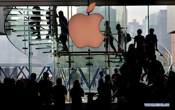 Customers enter an Apple store to buy iPhone 5, the lastest version of Apple Inc's smartphone, in south China's Hong Kong, Sept. 21, 2012. The iPhone 5 started selling in Hong Kong on Friday. [Chen Xiaowei/Xinhua] 