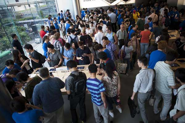 Customers swarm to buy iPhone 5, the lastest version of Apple Inc's smartphone, in south China's Hong Kong, Sept. 21, 2012. The iPhone 5 started selling in Hong Kong on Friday. [Lui Siu Wai/Xinhua]